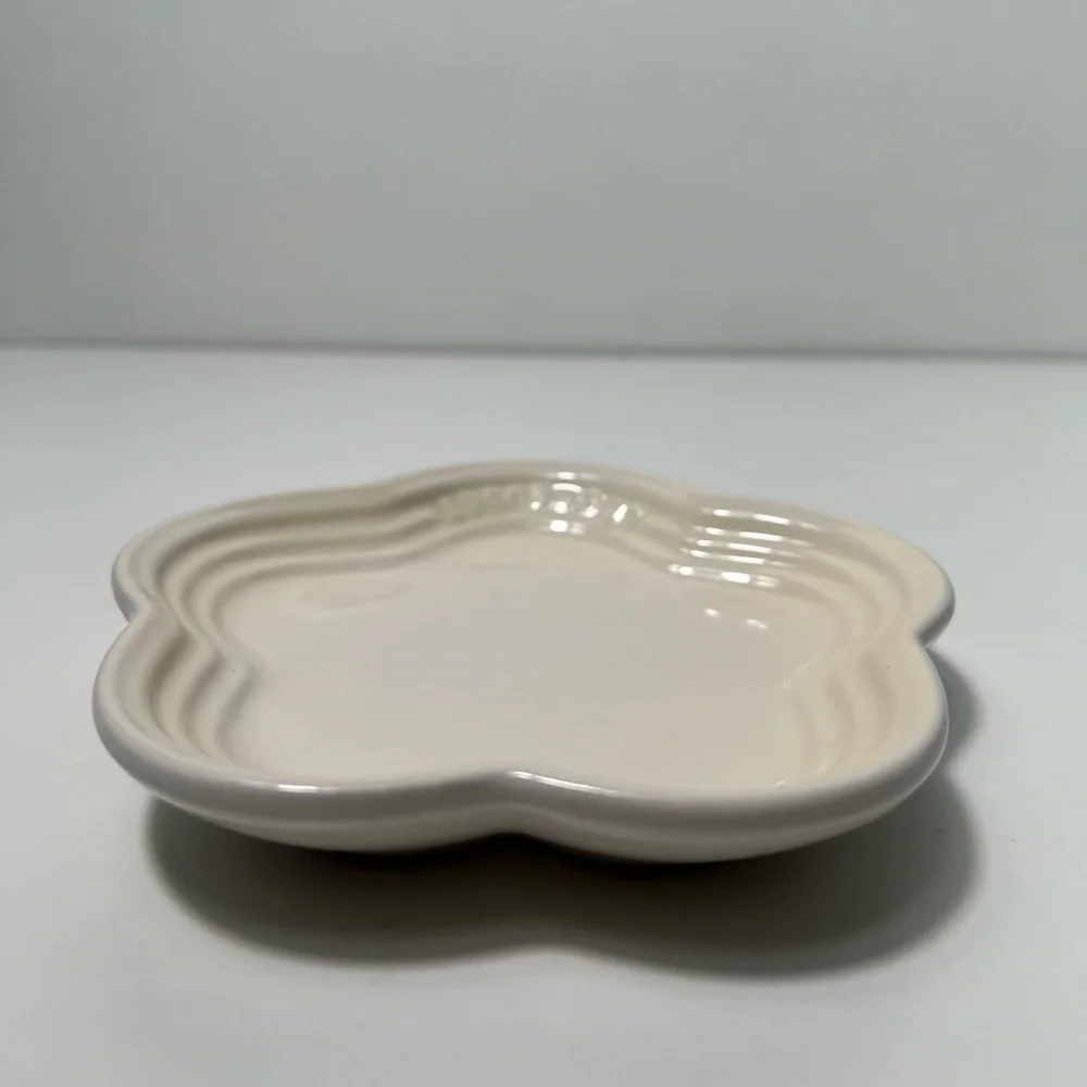 Le Creuset Stoneware Flower Petal Scalloped Trinket Dish Plate Tray